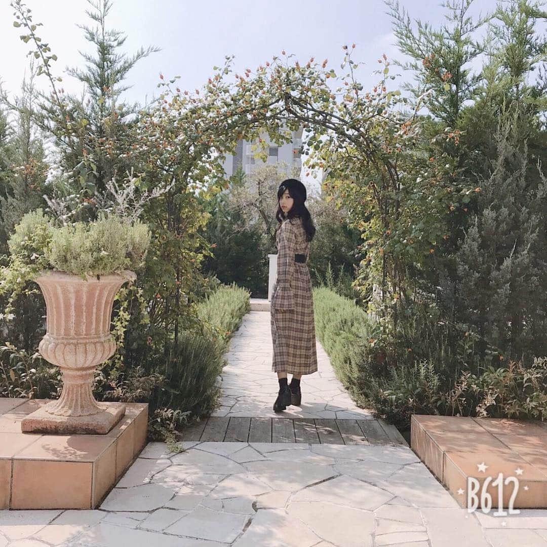 栗田桃花さんのインスタグラム写真 - (栗田桃花Instagram)「秋服デビュー🍂今日はちょっと暑かったかな？ タータンチェックのワンピースお気に入り💕袖も裾も長めで可愛い✨ ・ #秋服 #コーデ #タータンチェック #ベレー帽 #くりももすたいる」9月18日 17時55分 - kurimomo330