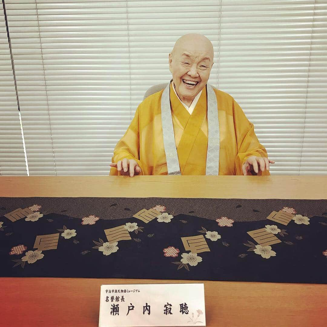 瀬戸内寂聴さんのインスタグラム写真 - (瀬戸内寂聴Instagram)「京都、宇治にある源氏物語ミュージアムの名誉館長なので、リニューアルオープン記念式典に行ってきました。. 改装後はとても良くなっていました。ただ、久しぶりに往復2時間、車に乗り出かけたので疲れました😢. 私は源氏物語の現代語訳をしたので、ぜひたくさんの方に源氏物語を読んでもらいたいです😊. . . . . 秘書のまなほが今週22日に横浜ベイホテル東急でトークショーをするようです😃いつも平気そうな顔をしてますが、あれでもとても緊張しているようです🤣私は行きませんがまなほがんばれー！ . #インスタ27回目 #瀬戸内寂聴 #源氏物語」9月18日 17時45分 - jakucho_setouchi