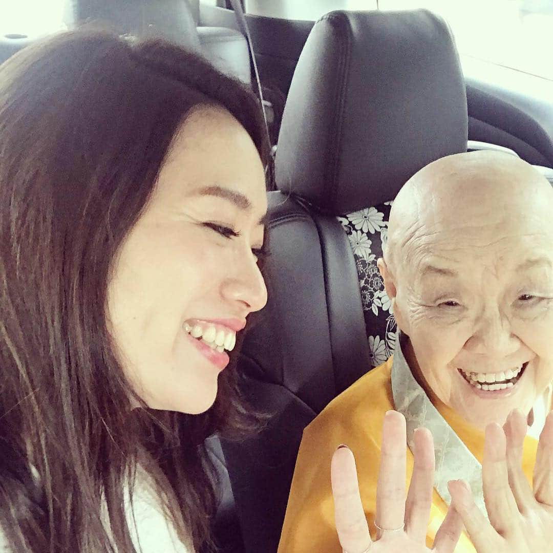 瀬戸内寂聴さんのインスタグラム写真 - (瀬戸内寂聴Instagram)「京都、宇治にある源氏物語ミュージアムの名誉館長なので、リニューアルオープン記念式典に行ってきました。. 改装後はとても良くなっていました。ただ、久しぶりに往復2時間、車に乗り出かけたので疲れました😢. 私は源氏物語の現代語訳をしたので、ぜひたくさんの方に源氏物語を読んでもらいたいです😊. . . . . 秘書のまなほが今週22日に横浜ベイホテル東急でトークショーをするようです😃いつも平気そうな顔をしてますが、あれでもとても緊張しているようです🤣私は行きませんがまなほがんばれー！ . #インスタ27回目 #瀬戸内寂聴 #源氏物語」9月18日 17時45分 - jakucho_setouchi