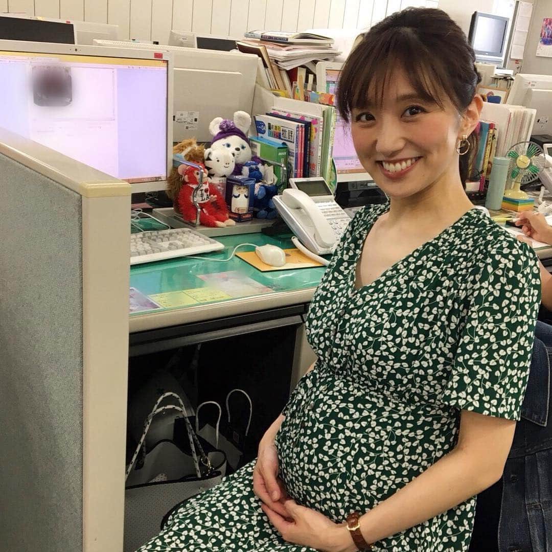 フジテレビアナウンサーのインスタグラム：「こんにちは！ 今日は松村未央アナウンサーが産休前最後の出社日です！ ということでアナウンス室にいた皆さんと記念に写真を撮りました📸  産まれてくるのは女の子だそうで、 旦那様は『女の子だし絶対に俺は甘やかす！』と宣言していらっしゃるみたいです‼️ とても暖かい雰囲気に包まれた昼下がりでした✨  #ほっこりタイム #松村未央 #フジテレビアナウンサー #渡辺和洋 #戸部洋子 #川野良子 #新美有加 #梅津弥英子 #竹内友佳 #一年目の目👀 #大川立樹」