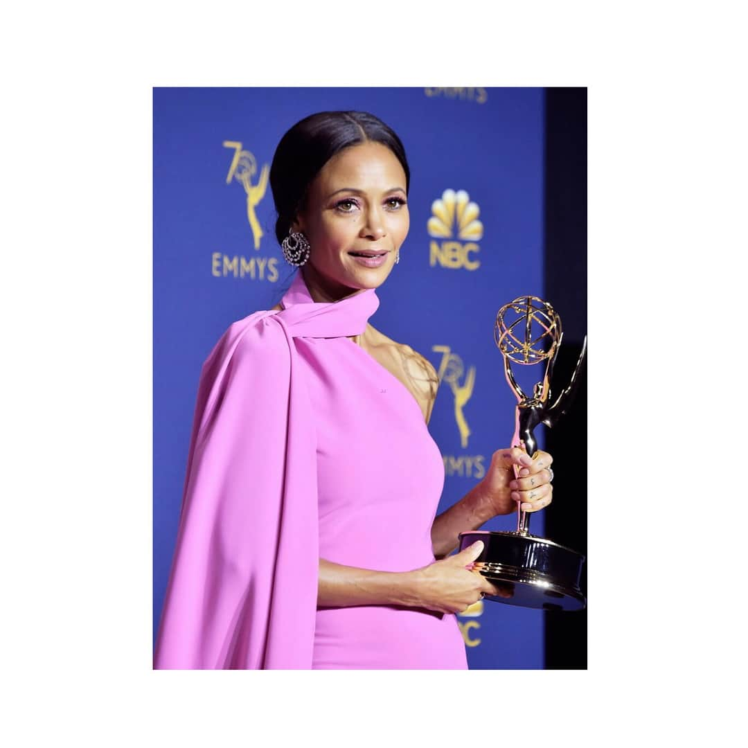 タンディ・ニュートンのインスタグラム：「SHE DID IT. 🏆🏆🏆🏆♥️🏆🏆🏆🏆 Love you Thandie!  Sending megawatt hugs of massiveness across the pond!! KayxXx xXx xXx xXx xXx.  Thanks Kay :) a huge shout out to @georgieeisdell @sheridanwardhair @erinwalshnyc @brandonmaxwell @gianvitorossi @patmgrathlabs x Thandie」