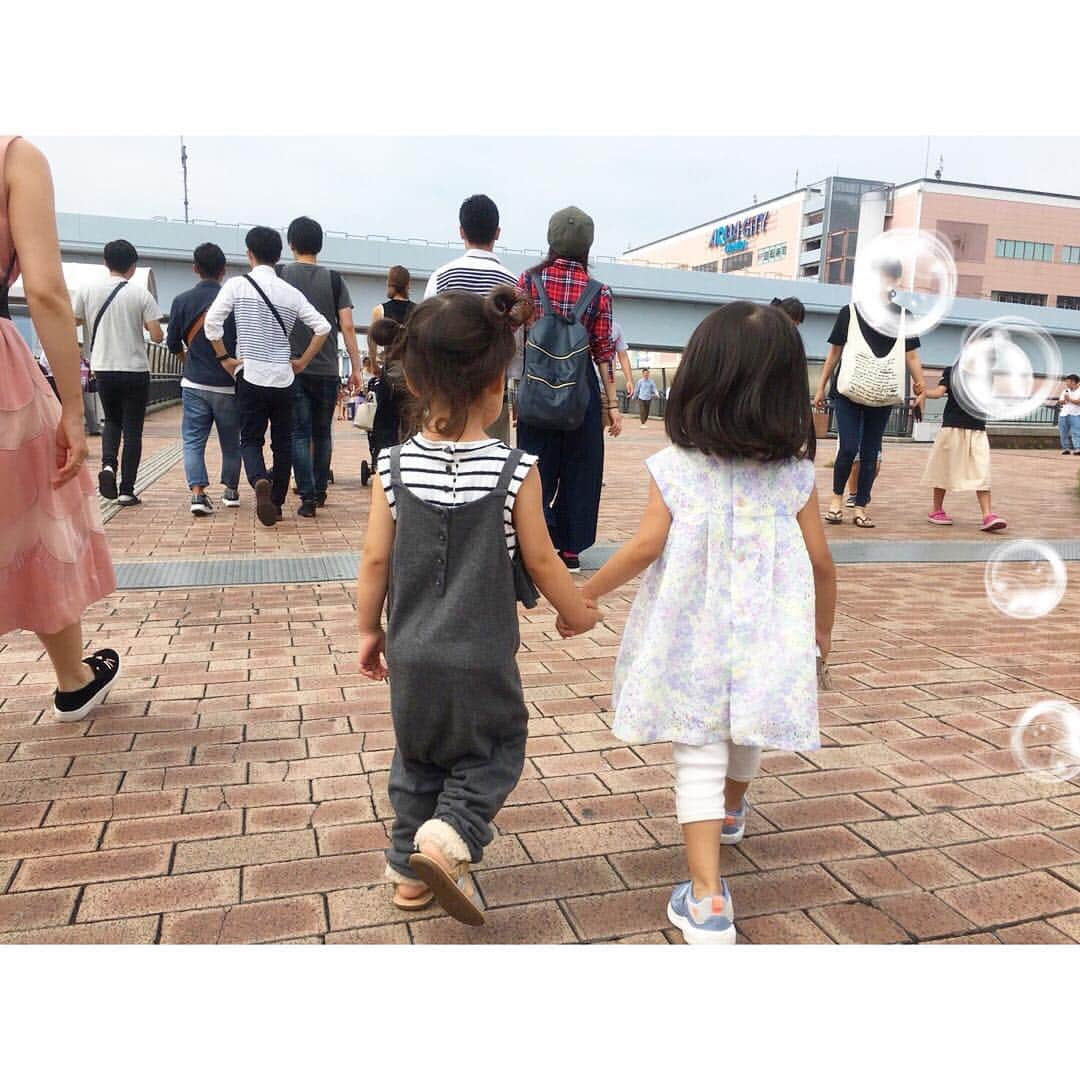 中村明花さんのインスタグラム写真 - (中村明花Instagram)「. 蘭ちゃんが東京に来るとの事で、共通のお友達で集合してお誕生日をお祝いしました♡ . 5ヶ月違いのすーちゃんと娘は会う度仲良しに💕なかなか会えないからこそ2人の遊びを見ながら成長を感じられてもぅ可愛いすぎてっっ(*´꒳`*)💕 会話が成り立ってましたよ♡ . みんなに久しぶりに会えて嬉しかったなぁ😆‼️ またゆっくり会いたいな♡ . . #蘭ちゃんおめでとう♡ #海にすいすい入って行くイケメンお兄ちゃんとすーちゃん #ハワイの海で海が怖くなってた娘はへっぴり腰で海へ😂 #2人の楽しそうな姿みて克服してました！たぶん(笑) #出会った12年前から変わらない中村優ちゃんの笑顔が好き♡ #可愛過ぎ」9月18日 19時30分 - sayaka_nakamura3