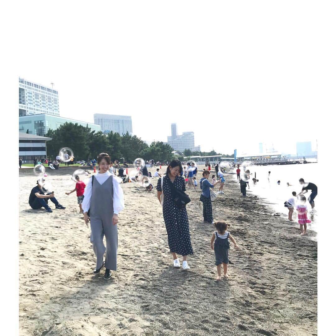 中村明花さんのインスタグラム写真 - (中村明花Instagram)「. 蘭ちゃんが東京に来るとの事で、共通のお友達で集合してお誕生日をお祝いしました♡ . 5ヶ月違いのすーちゃんと娘は会う度仲良しに💕なかなか会えないからこそ2人の遊びを見ながら成長を感じられてもぅ可愛いすぎてっっ(*´꒳`*)💕 会話が成り立ってましたよ♡ . みんなに久しぶりに会えて嬉しかったなぁ😆‼️ またゆっくり会いたいな♡ . . #蘭ちゃんおめでとう♡ #海にすいすい入って行くイケメンお兄ちゃんとすーちゃん #ハワイの海で海が怖くなってた娘はへっぴり腰で海へ😂 #2人の楽しそうな姿みて克服してました！たぶん(笑) #出会った12年前から変わらない中村優ちゃんの笑顔が好き♡ #可愛過ぎ」9月18日 19時30分 - sayaka_nakamura3