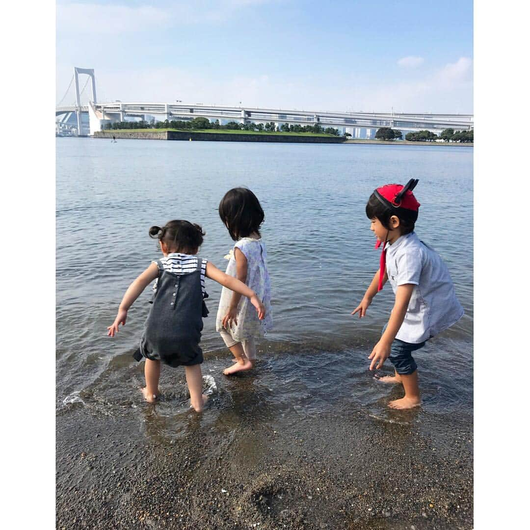 中村明花さんのインスタグラム写真 - (中村明花Instagram)「. 蘭ちゃんが東京に来るとの事で、共通のお友達で集合してお誕生日をお祝いしました♡ . 5ヶ月違いのすーちゃんと娘は会う度仲良しに💕なかなか会えないからこそ2人の遊びを見ながら成長を感じられてもぅ可愛いすぎてっっ(*´꒳`*)💕 会話が成り立ってましたよ♡ . みんなに久しぶりに会えて嬉しかったなぁ😆‼️ またゆっくり会いたいな♡ . . #蘭ちゃんおめでとう♡ #海にすいすい入って行くイケメンお兄ちゃんとすーちゃん #ハワイの海で海が怖くなってた娘はへっぴり腰で海へ😂 #2人の楽しそうな姿みて克服してました！たぶん(笑) #出会った12年前から変わらない中村優ちゃんの笑顔が好き♡ #可愛過ぎ」9月18日 19時30分 - sayaka_nakamura3