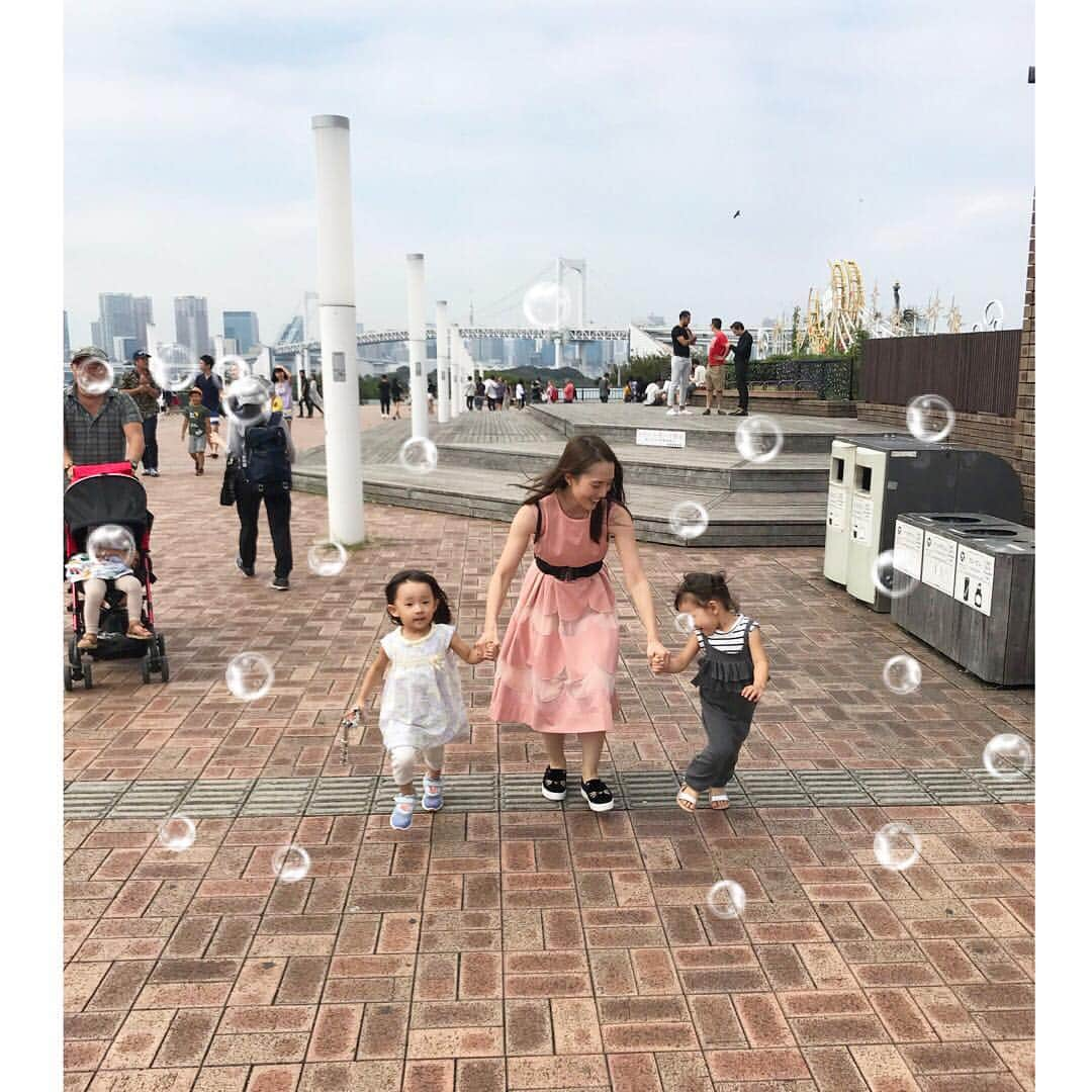 中村明花さんのインスタグラム写真 - (中村明花Instagram)「. 蘭ちゃんが東京に来るとの事で、共通のお友達で集合してお誕生日をお祝いしました♡ . 5ヶ月違いのすーちゃんと娘は会う度仲良しに💕なかなか会えないからこそ2人の遊びを見ながら成長を感じられてもぅ可愛いすぎてっっ(*´꒳`*)💕 会話が成り立ってましたよ♡ . みんなに久しぶりに会えて嬉しかったなぁ😆‼️ またゆっくり会いたいな♡ . . #蘭ちゃんおめでとう♡ #海にすいすい入って行くイケメンお兄ちゃんとすーちゃん #ハワイの海で海が怖くなってた娘はへっぴり腰で海へ😂 #2人の楽しそうな姿みて克服してました！たぶん(笑) #出会った12年前から変わらない中村優ちゃんの笑顔が好き♡ #可愛過ぎ」9月18日 19時30分 - sayaka_nakamura3