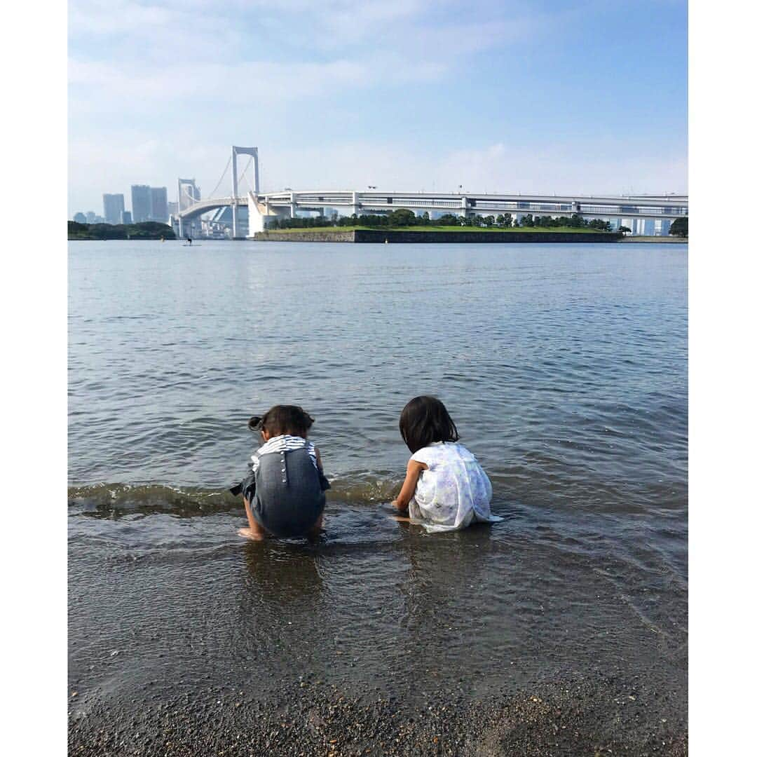 中村明花さんのインスタグラム写真 - (中村明花Instagram)「. 蘭ちゃんが東京に来るとの事で、共通のお友達で集合してお誕生日をお祝いしました♡ . 5ヶ月違いのすーちゃんと娘は会う度仲良しに💕なかなか会えないからこそ2人の遊びを見ながら成長を感じられてもぅ可愛いすぎてっっ(*´꒳`*)💕 会話が成り立ってましたよ♡ . みんなに久しぶりに会えて嬉しかったなぁ😆‼️ またゆっくり会いたいな♡ . . #蘭ちゃんおめでとう♡ #海にすいすい入って行くイケメンお兄ちゃんとすーちゃん #ハワイの海で海が怖くなってた娘はへっぴり腰で海へ😂 #2人の楽しそうな姿みて克服してました！たぶん(笑) #出会った12年前から変わらない中村優ちゃんの笑顔が好き♡ #可愛過ぎ」9月18日 19時30分 - sayaka_nakamura3