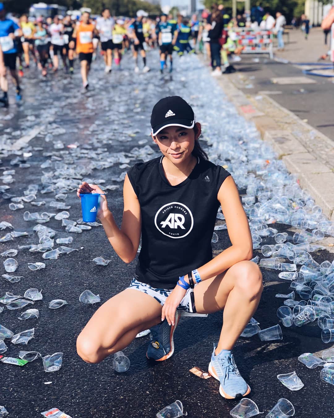 のインスタグラム：「給水所のカップや無料で配布している保温カッパなど、プラスチックだらけの #ベルリンマラソン 私はEXPOでもらった小さく丸まるリユースカップを持って走ったのでadidasが出しているエイドステーションで水分補給が出来ました。 動画でも分かるように給水所を通る時はカップを踏む大きな音がなるのと同時に、割れたカップは危険だし、片付けで拾い残したとしたら自然へ影響を与えることになる。 ・ 42km走る中でプラスチック問題の深刻さを肌で感じ、プラスチックフリーの取り組みに力を入れているadidasを誇りに思うと同時に、この問題に真剣に向き合わなくてはと考えさせられました。 ・ #changetherace #adidaswomen #adidastokyo #createdwithadidas @adidaswomen @adidastokyo」