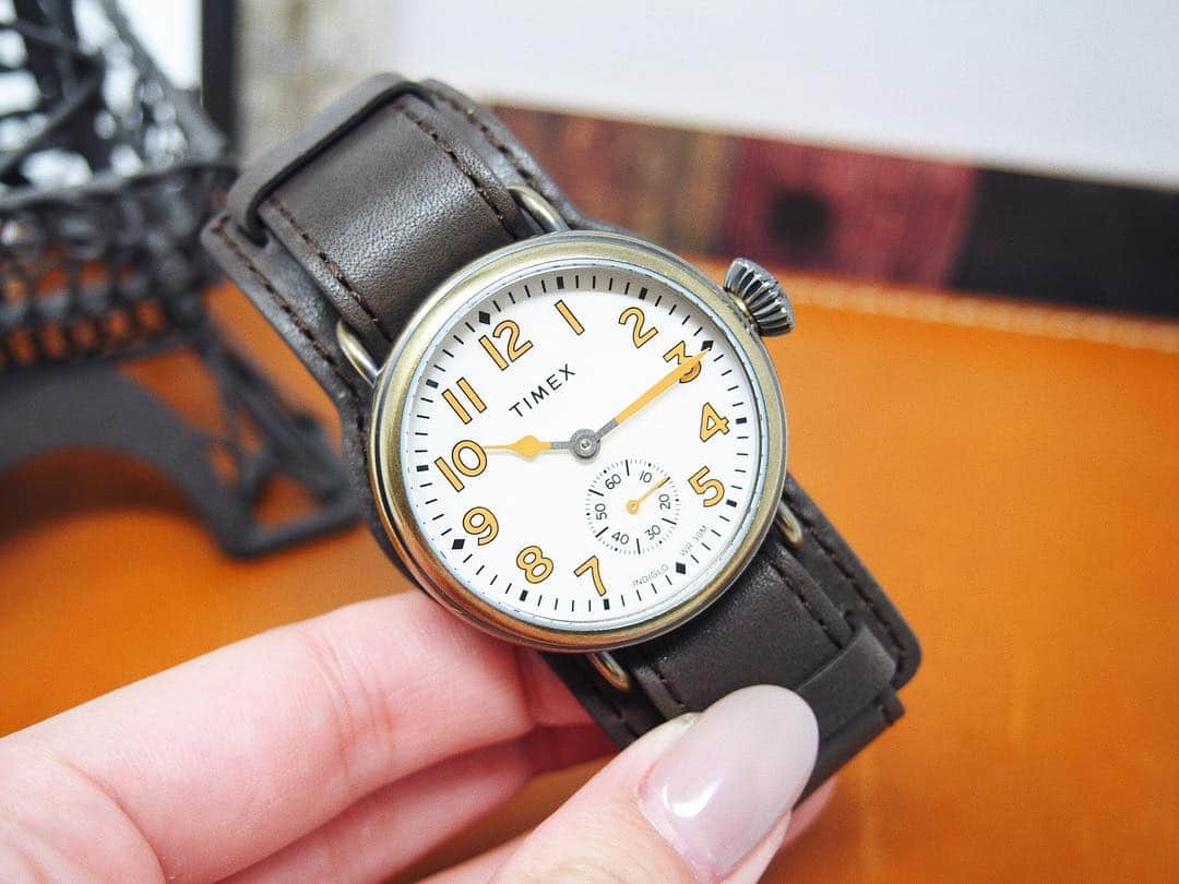 のインスタグラム：「new! ⠀ 大人気のTIMEX ミジェットに、 レトロモダンモデルが登場‼︎ ⠀ ブロンズカラーのssケースに アンティーク加工を施してあります。 ⠀ ————————— ☑TIMEX ミジェット ⠀ ¥18,500 (税抜) カラー:ブラック 品番：TW2R87900 ————————— ▶掲載アイテムは画像をタッチしていただくと 直接商品ページに繋がります。 ⠀ #timex #midget #ミジェット#限定#timex限定モデル#レトロ#ミリタリー#2way#日本企画限定モデル #腕時計#腕時計くら部 #watch #時計#福山市#copal#コパル」