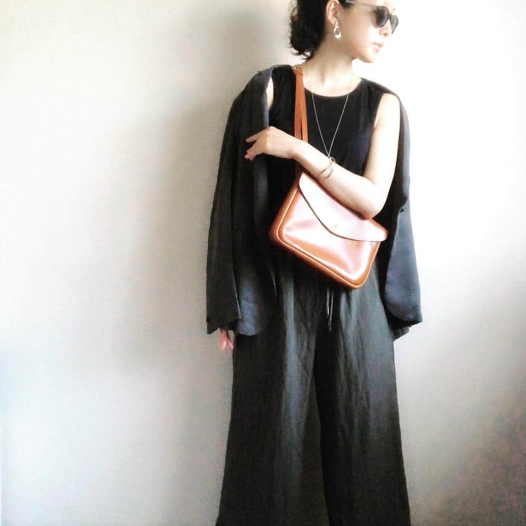 竹中友紀子のインスタグラム：「#秋ですね  #coordinate ・ #ジャケット ... #redclover #レッドクローバー  #タンクトップ ... #muji #無印良品  #パンツ ... #dholic #ディーホリック  #バッグ ... #mimi #ミミ ・ ・ #コーディネート #fashion #outfit #mujiコーデ #着回しコーデ #秋コーデ #ファッションコーデ #シンプルコーデ  #竹中友紀子」