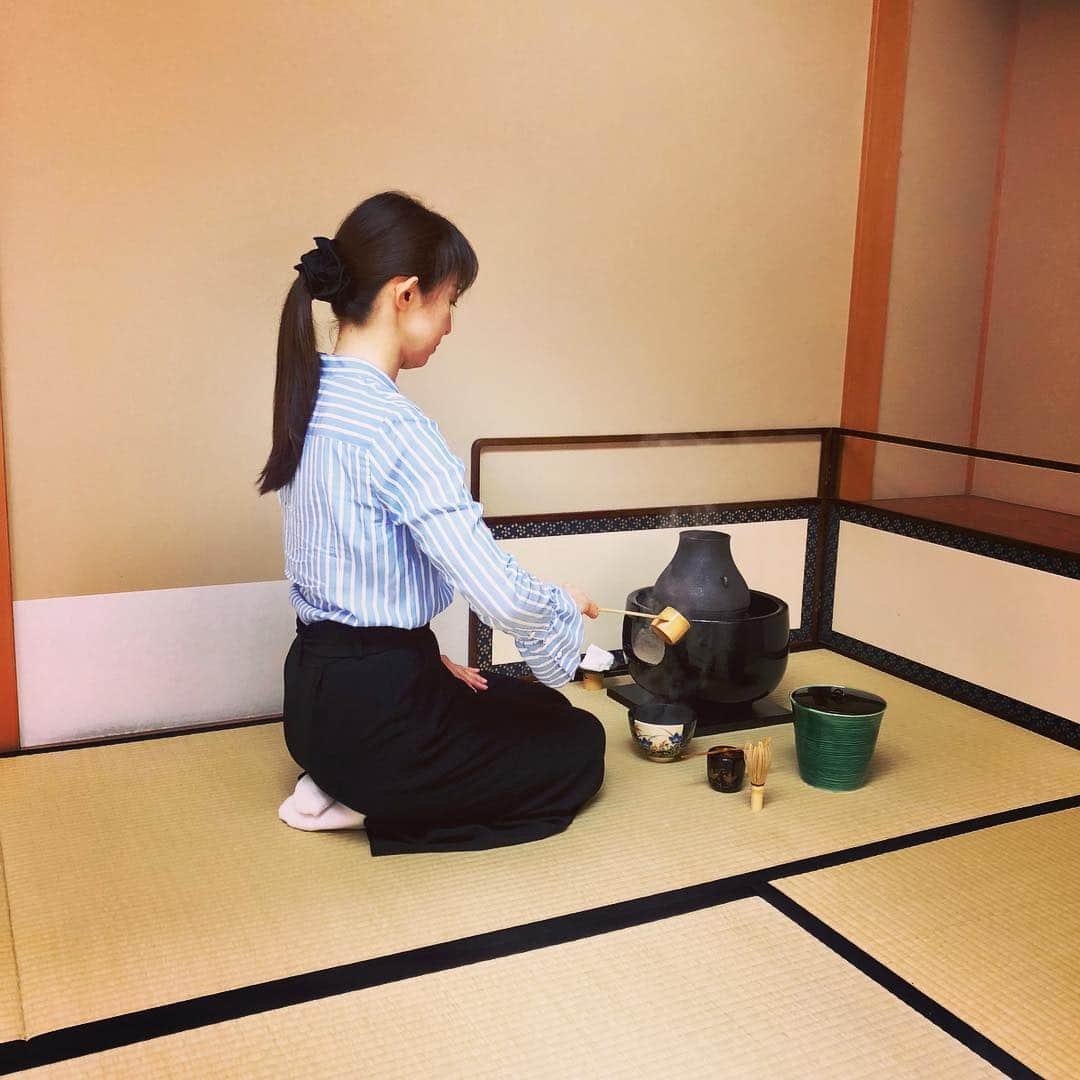 神田うのさんのインスタグラム写真 - (神田うのInstagram)「#トレーニングウェア を着ての #お茶のお稽古  トレーニングウェアに#足袋 を#履いています （笑） #お点前 中の#私 と#友人 で#お茶仲間 #フリーアナウンサー の#松本志のぶ さん💕 #裏千家 #神田うの #unokanda」9月18日 20時40分 - unokandaofficial