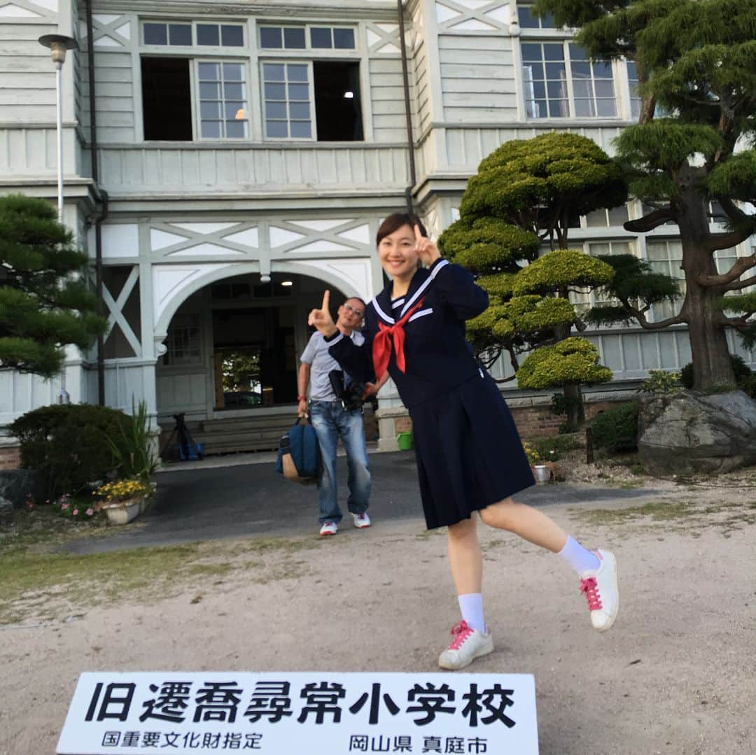 佐竹明咲美さんのインスタグラム写真 - (佐竹明咲美Instagram)「ロケットぱぁんちG 最終回まであと4日！！！！ 昨日からお送りしています、 【ロケットぱぁんち3年半の軌跡】 SNS限定でランダムに紹介しています⭐️ . . たくさんコスプレもしました♪笑 制服がほとんど🏫！ (カメラを回しながら出演者より先に食べ物を 取って食べる敏腕カメラマンさんがチラリ). .  真庭市の旧遷喬尋常小学校では セーラー服と学ラン（≧∇≦） なつかしの給食で地域を元気にしている 配膳ボーイズの皆さん、 そして、矢沢永吉さん (のそっくりさん)と📷. . 倉敷市の児島学生服資料館では 学生服の歴史に思いを馳せながら ブレザーも着させていただきました！ 学生服コントにも挑戦(￣∀￣) . . 倉敷市玉島通町一丁目商店街では、 こんな格好も(´∀｀*)(7枚目)  どれも懐かしいなぁ、、、♪ . . というわけで！ 香川県内の絶品グルメやオススメスポットを巡る 笑いと笑いと少しだけ感動の ロケぱぁんG最終回まであと4日！ 9月22日(土)夜7時〜⭐️」9月18日 21時15分 - asami_satake