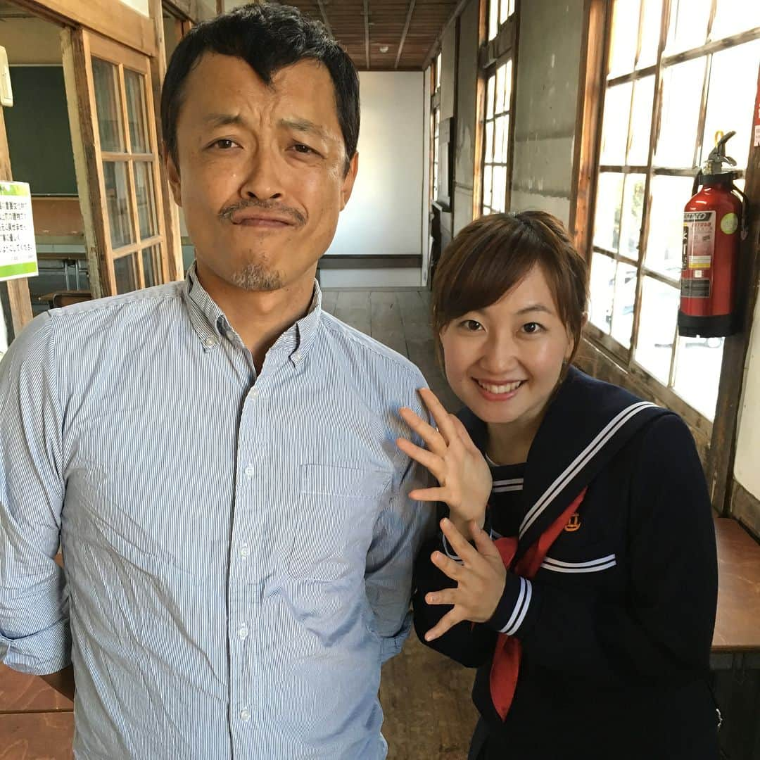 佐竹明咲美さんのインスタグラム写真 - (佐竹明咲美Instagram)「ロケットぱぁんちG 最終回まであと4日！！！！ 昨日からお送りしています、 【ロケットぱぁんち3年半の軌跡】 SNS限定でランダムに紹介しています⭐️ . . たくさんコスプレもしました♪笑 制服がほとんど🏫！ (カメラを回しながら出演者より先に食べ物を 取って食べる敏腕カメラマンさんがチラリ). .  真庭市の旧遷喬尋常小学校では セーラー服と学ラン（≧∇≦） なつかしの給食で地域を元気にしている 配膳ボーイズの皆さん、 そして、矢沢永吉さん (のそっくりさん)と📷. . 倉敷市の児島学生服資料館では 学生服の歴史に思いを馳せながら ブレザーも着させていただきました！ 学生服コントにも挑戦(￣∀￣) . . 倉敷市玉島通町一丁目商店街では、 こんな格好も(´∀｀*)(7枚目)  どれも懐かしいなぁ、、、♪ . . というわけで！ 香川県内の絶品グルメやオススメスポットを巡る 笑いと笑いと少しだけ感動の ロケぱぁんG最終回まであと4日！ 9月22日(土)夜7時〜⭐️」9月18日 21時15分 - asami_satake