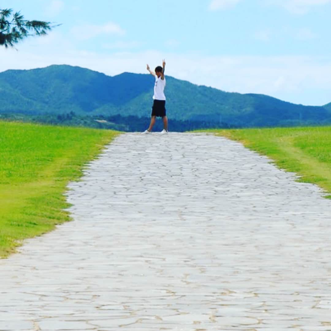 髙橋航大さんのインスタグラム写真 - (髙橋航大Instagram)「【If】﻿ “もしあの日の雨が止んでいたなら、﻿ きっとすれ違うだけだったかも”﻿ ﻿ これは、西野カナの「if」﻿ という曲のイントロの歌詞﻿ ﻿ 曲自体は恋愛ソングだけど、﻿ 対象を変えてみると、﻿ ﻿ 一個一個の出来事が偶然じゃなくて﻿ 必然だってことを再認識できる曲。﻿ ﻿ あなたが今1番仲のいい子と﻿ 1番仲がいいのにも、﻿ 上の歌詞でいう、﻿ “雨が止んでしまわないこと”﻿ ﻿ のような具体的な出来事があったから。﻿ ﻿ そう考えると、﻿ 自分の身に起こる、﻿ 良いことも悪いことも﻿ 全部ひっくるめて、﻿ ﻿ “自分”を﻿ 形づくる大事なものだなって思う。﻿ ﻿ 客観的に見たときの成功が﻿ 自分にとっての吉と出るか、﻿ 客観的に見たときの失敗が﻿ 自分にとっての凶と出るか、﻿ ﻿ そんな事は誰にも分からない。﻿ ﻿ ただ、自分がどんな状況でも﻿ “出来事”との１つ１つの出会い﻿ これを尊重することが﻿ 自分たちにできるなんじゃないかな﻿ ﻿ ﻿ #ミスター慶應 #日本一のミスターコンテスト﻿ #西野カナ #if #幸せに生きる﻿ #沖縄 #海好き #自然満喫」9月18日 22時02分 - kodai_takahashi._