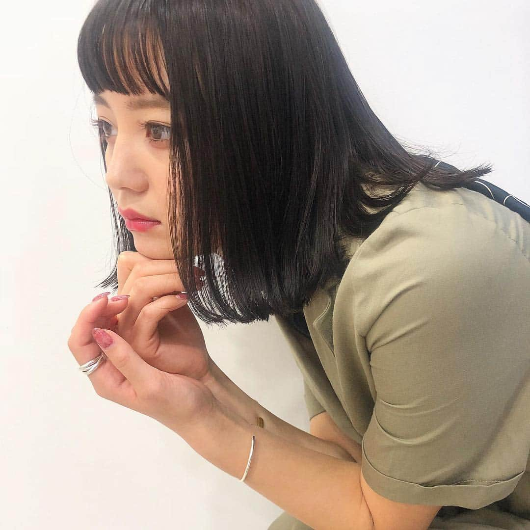 NANAMIさんのインスタグラム写真 - (NANAMIInstagram)「new hair  ちょっと伸びてきた髪をぱっつりボブに 前髪はオン眉にしちゃってみました👧🏻 カラーはおまかせ秋カラーに♡ @tobiayatobi  @kotone_kuno  ありがとうございます💗 #hair #lbyhome #newcolor #home #nana_hair」9月18日 22時05分 - nanami023