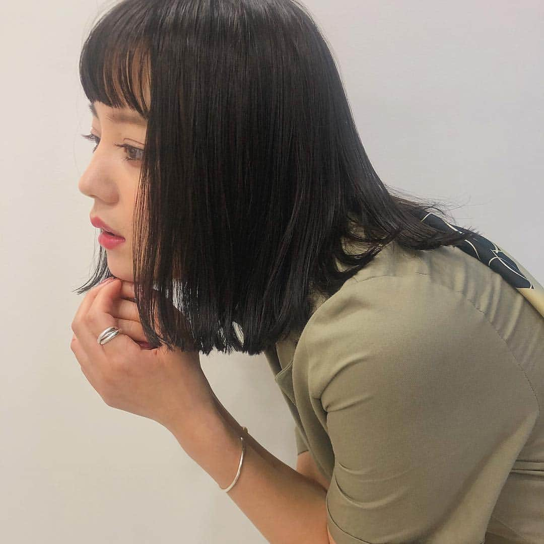 NANAMIさんのインスタグラム写真 - (NANAMIInstagram)「new hair  ちょっと伸びてきた髪をぱっつりボブに 前髪はオン眉にしちゃってみました👧🏻 カラーはおまかせ秋カラーに♡ @tobiayatobi  @kotone_kuno  ありがとうございます💗 #hair #lbyhome #newcolor #home #nana_hair」9月18日 22時05分 - nanami023