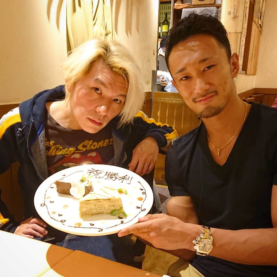 梅野源治さんのインスタグラム写真 - (梅野源治Instagram)「先日はお世話になっている皆川先生ご家族に祝勝会をしていただきました♪  #iconiq #伊藤ゆみ さん #judyandmary #TAKUYA さん #弁護士 #岩倉正和 さん #ご紹介いただきありがとうございます #いつもご家族で応援に来ていただき心から応援していただける #皆川先生Familyに感謝」9月18日 22時32分 - genji_umeno