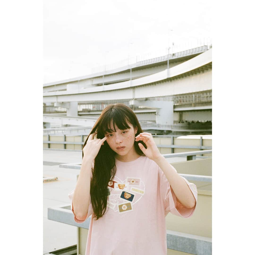 モトーラ世理奈さんのインスタグラム写真 - (モトーラ世理奈Instagram)「PINKHOUSEと私のコラボレーションしたTシャツを明日から開催される伊勢丹でのイベントにて販売します！🌷 ワンピースになるロンTとTシャツ、それぞれ違う柄で３色ずつあります！ ぜひ、見てみて下さい🐻  ずっと変わらない好き〜ピンクハウス絵本〜 9/19〜9/25 新宿本館２階センターパーク／ザ・ステージ#2」9月18日 22時56分 - sereeeenam