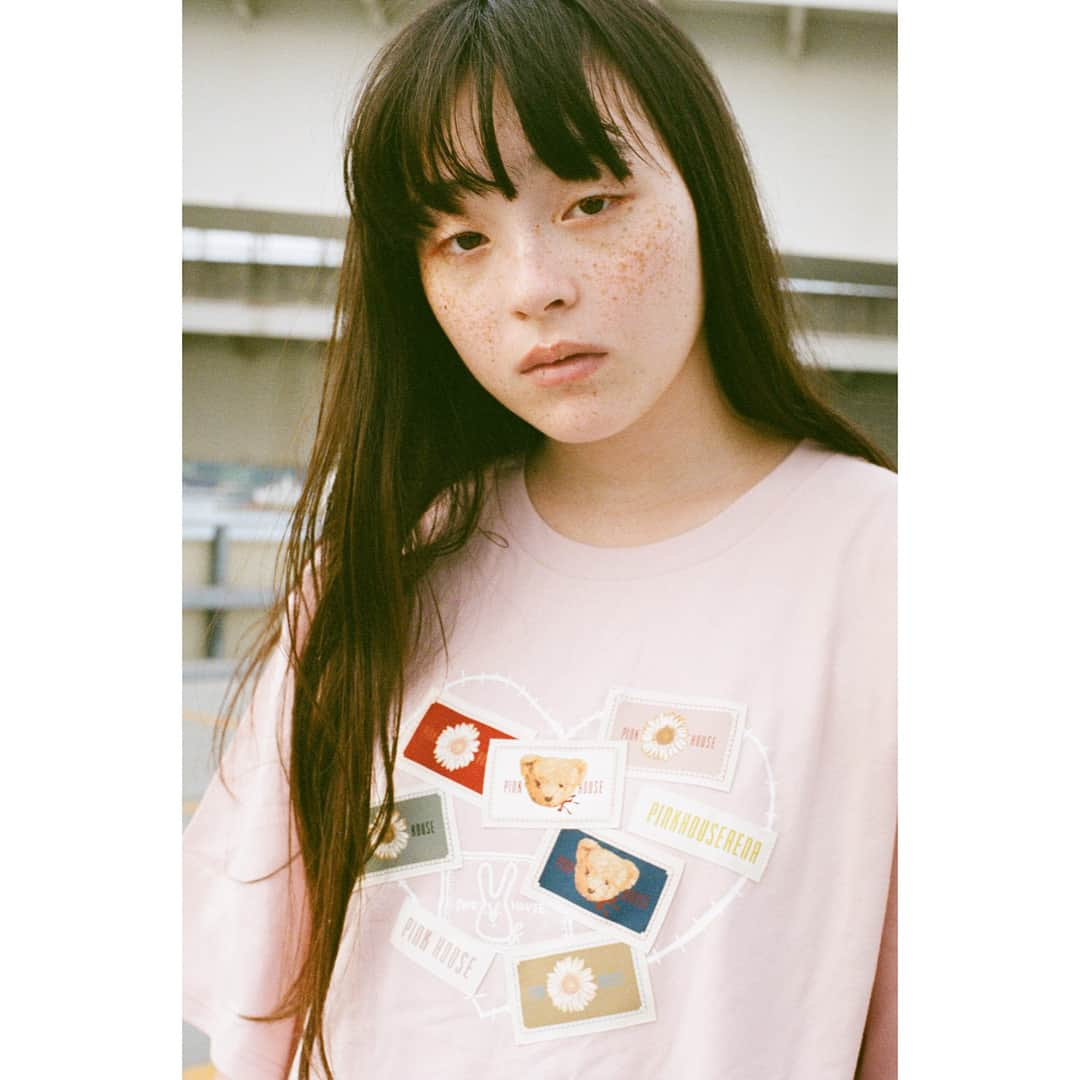 モトーラ世理奈さんのインスタグラム写真 - (モトーラ世理奈Instagram)「PINKHOUSEと私のコラボレーションしたTシャツを明日から開催される伊勢丹でのイベントにて販売します！🌷 ワンピースになるロンTとTシャツ、それぞれ違う柄で３色ずつあります！ ぜひ、見てみて下さい🐻  ずっと変わらない好き〜ピンクハウス絵本〜 9/19〜9/25 新宿本館２階センターパーク／ザ・ステージ#2」9月18日 22時56分 - sereeeenam