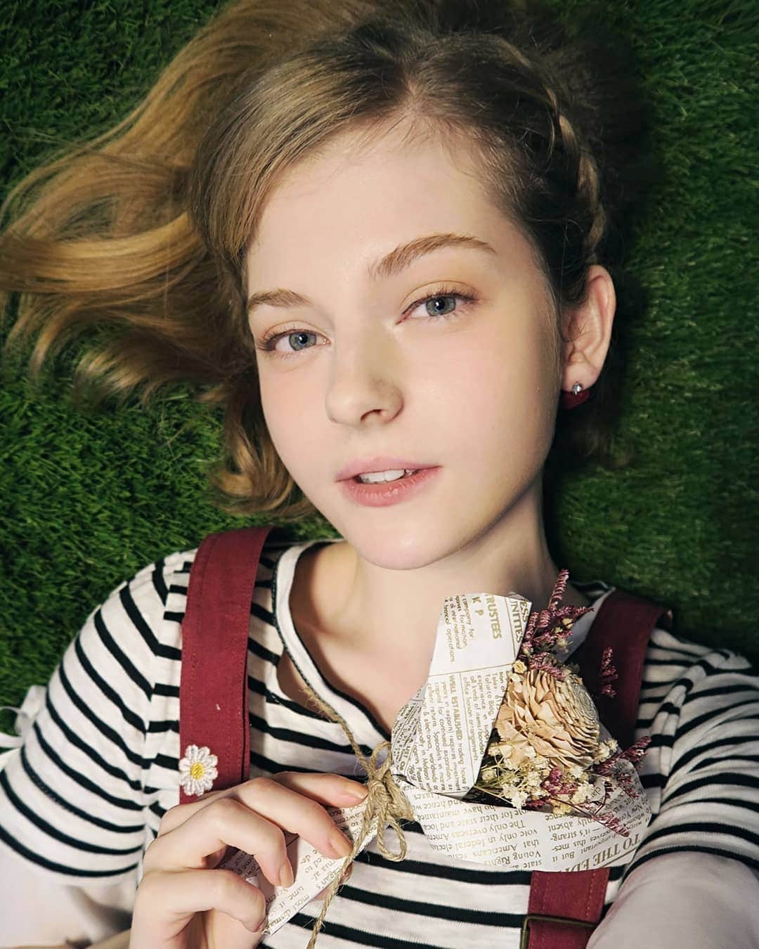 Ella Freyaのインスタグラム：「Twenty-one, the start of another year of my life. I usually have mixed feelings on birthdays. They make me think about how fast life is passing, what direction I am heading.. While today was no exception to that (delaying today’s work by not being able to stop crying my eyes out) it was different. . . I’ve grown so much mentally the past year. Before, I was battling mental and physical illnesses which took up most of my energy everyday. And I still have problems, still have some chronic pain issues. But I am not battling anymore. I’ve come to accept the fact that sometimes, our internal energy can manifest itself in negative ways and we will never be able to fully take control of that. Fighting that process is a waste of energy. . .  I’ve had, and still have many “bad days/weeks” where it seems like nothing is improving. But the knowledge that with kindness, trust and mindfulness, you can take care of that negative energy (not fight it), is something that made me believe in my own abilities more than ever. I want to step up my game so much more this year, and share it all with you guys. <3 . . Thank you for staying with me, sending me encouraging messages, and believing in me. Much love !!!」