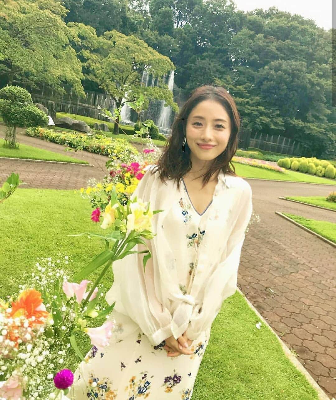 石原さとみ　ファンアカウントのインスタグラム：「最後の展開にびっくりしましたね！ でも、さとみちゃんの演技も、魅せ方も素晴らしいなあと思いました💗 #石原さとみ #高嶺の花」