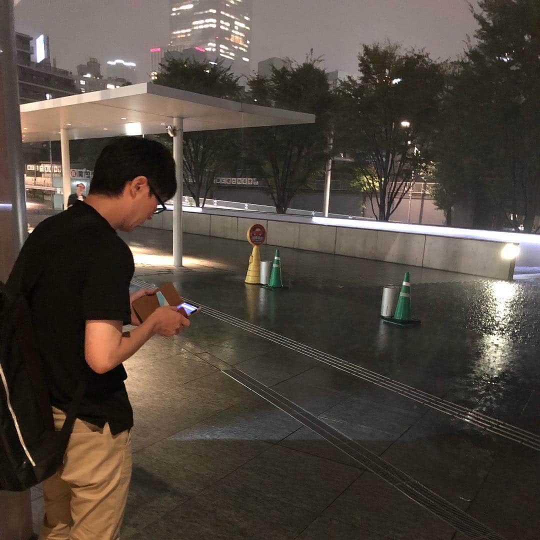 武智正剛さんのインスタグラム写真 - (武智正剛Instagram)「今日は朝からロケ終わり飛び出しで東京へ。今日は小忙しくさせてもらってます。てか東京えげつない雨です。 #雨が似合う男 #それが田中 #どっからどう見ても田中 #スーパーマラドーナ田中」9月18日 23時14分 - supamaradonatake