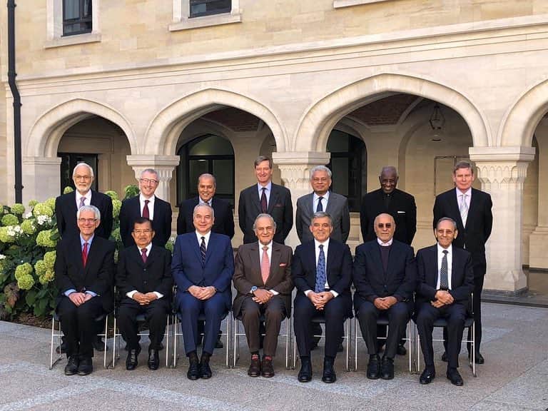 アブドゥラー・ギュルのインスタグラム：「11. Cumhurbaşkanı Abdullah Gül 12-13 Eylül 2018 tarihleri arasında Oxford İslam Araştırmaları Merkezi’nin (Oxford Center for Islamic Studies, OCIS) yıllık yönetim kurulu toplantılarına katıldı.  OCIS, Oxford Üniversitesi yerleşkesinin yanında yer almakta olup üniversite bünyesinde bağımsız bir merkez olarak faaliyet göstermektedir. Devlet adamları ve akademisyenlerden oluşan bir yönetim kurulu tarafından idare edilen OCIS çoklu disipliner vizyonu ile İslam kültürü, İslam medeniyeti ve günümüz Müslüman dünyasının modern sorunlarına dair konferanslar, seminerler, çalıştaylar, dersler, sergiler ve akademik çalışmalar düzenlemektedir.」