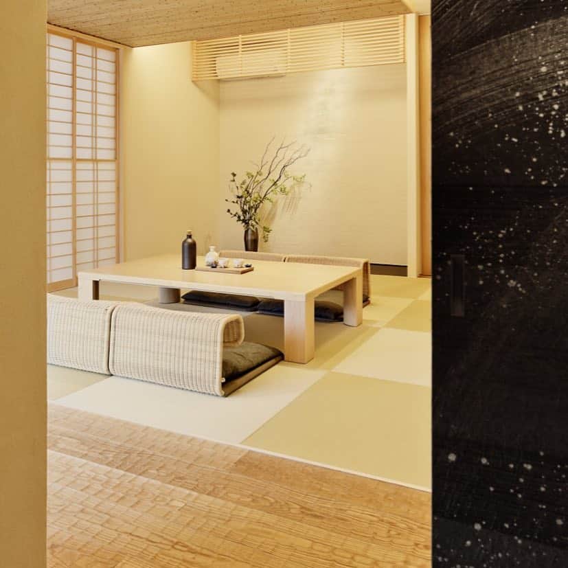 ヘーベルハウス(旭化成ホームズ株式会社)さんのインスタグラム写真 - (ヘーベルハウス(旭化成ホームズ株式会社)Instagram)「美しい扉の先にはモダンな和室。  床の仕上げは、日本の伝統美を活かした「亀甲仕上げ」。文字通り、亀の甲羅を模したもので、木材が持つ豊かな風合いを活かしつつ、味わい深く、温かみを感じさせる模様です。  こちらの和室は、東京都三鷹市の「三鷹展示場 新大地モデル」にてご覧いただけます。  プロフィールの公式サイトから、住宅展示場ページをご覧いただくか、下記のURLから詳細情報をご覧ください。  https://www.asahi-kasei.co.jp/hebel/smp/model/detail/view/?mhid=24  皆さまのご来場をお待ちしています！  #ヘーベルハウス #東京都 #三鷹市 #三鷹展示場 #住宅展示場 #モデルハウス #和室 #亀甲 #仕上げ #無垢フローリング #無垢床 #木質感 #畳 #雪見障子 #上質な暮らし #インテリア #間取りアイデア #interiordesign #japaneseroom #tatmi #architecture #hebel #hebelhaus」9月18日 23時38分 - hebelhaus_official