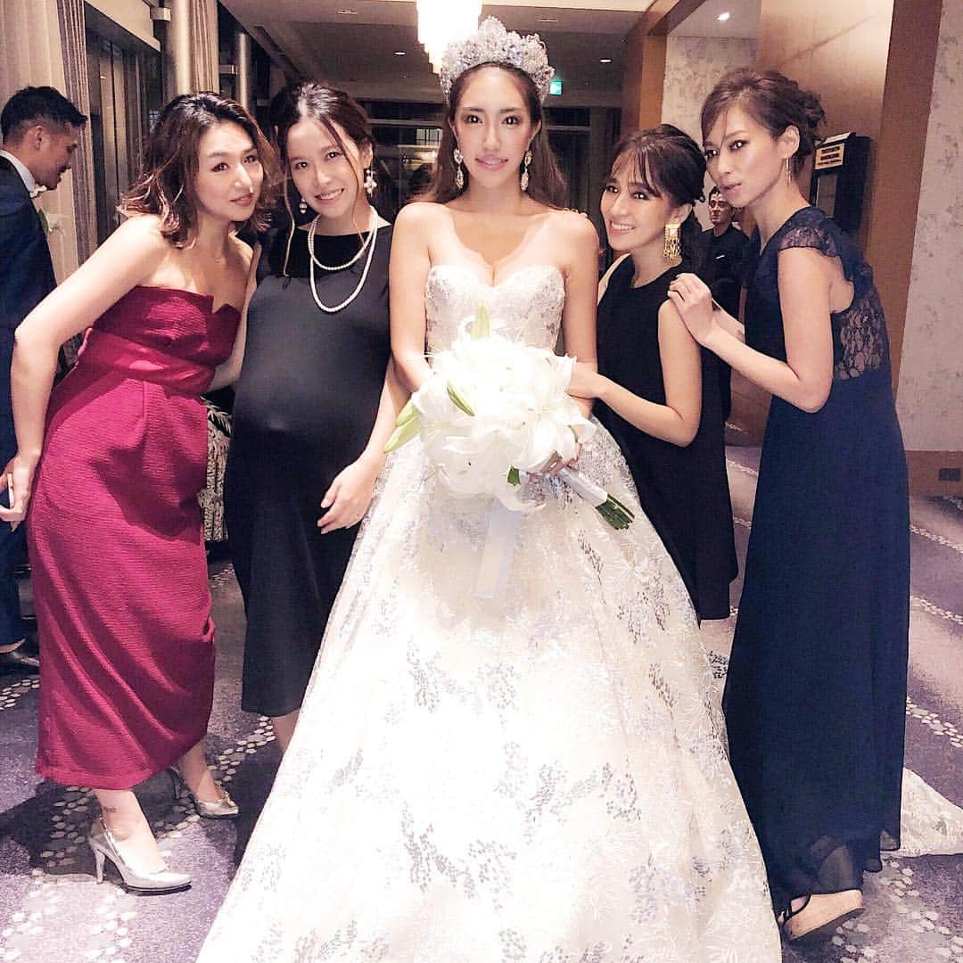 長谷川唯のインスタグラム：「・ ・ ドレスも素敵で @im_marina1992 も可愛いかった🙈♥️ ・ ・ お友達もたくさんいてワイワイして楽しかったなん❤︎ ・ ・ #happywedding #congratulations #happy #love #friend」
