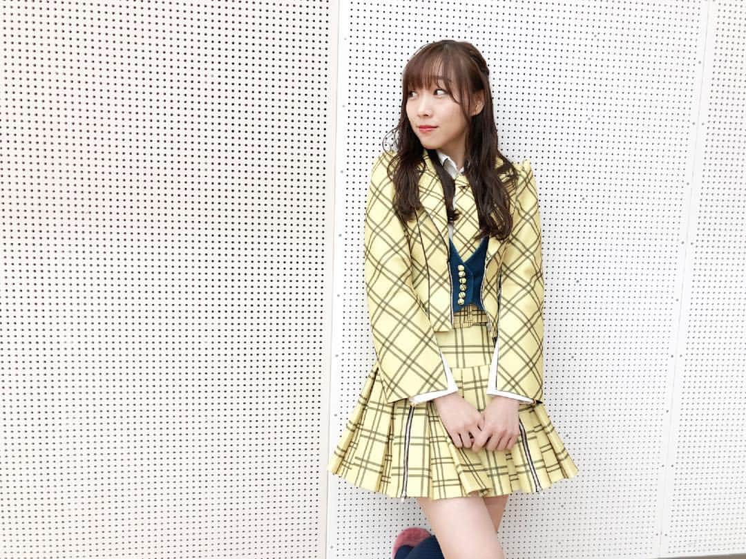 須田亜香里さんのインスタグラム写真 - (須田亜香里Instagram)「MV衣装可愛かった♡ 袖がジッパーで開け閉めできるの。 全開で着るのが正解らしい。 おじゅりがこの衣装を着てMVが完成する日を心待ちにできる状態で発売日を迎えられることがとても嬉しい。 でも、帰ってくるって実は私たちの想像以上に頑張ったと思うし、今も色んなものと戦ってると思う。 アイドルをやるっていう幸せも、それ以外のこともほとんど知ってしまった上で…っていうのは本当に簡単じゃないこと。 全部が初めの一歩よりも怖いと思う。 私も計り知れないけどね。側にいて思うこと。 でも、とにかく帰ってきてくれて本当に嬉しいです。ありがとう。 私もSKEもおじゅりがいないとだめだよ。 完成したMV、まだかな〜♪ https://youtu.be/ADh4z1VPdVI  #akb48 #センチメンタルトレイン #9月19日発売」9月19日 2時06分 - akarisuda