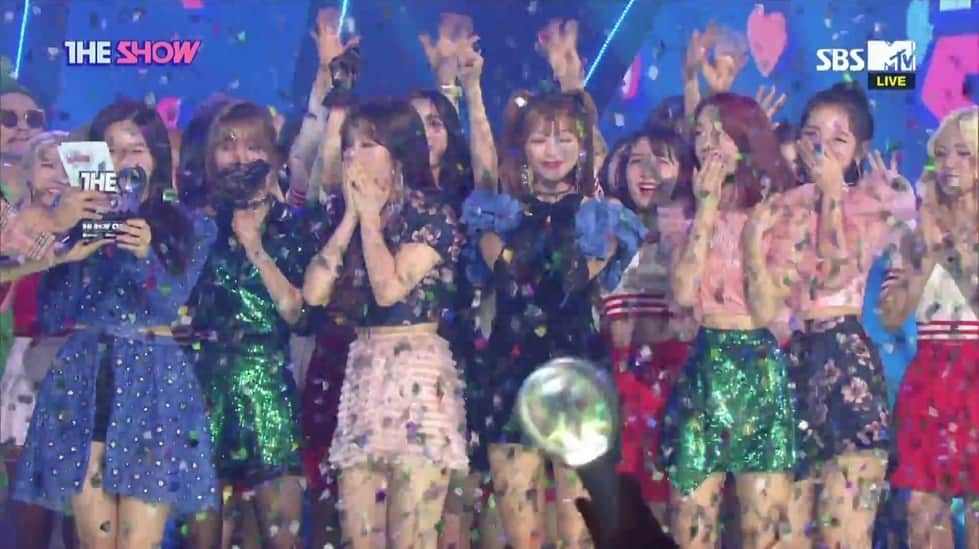 ジホのインスタグラム：「Oh My Girl - The Show 180918 - 오마이걸 ~ (© The K-POP : SBS PLUS) (Part 1 of 3) . . Oh My Girl did it again! They won today at The Show! I'm so proud of them 😭. Thank you so much to every miracle who voted them 😚. This is their 3rd win, but they deserve so much more! So let's keep supporting and voting for Oh My Girl!! . .  #jiho #kimjiho #hyojung #mimi #yooa #seunghee #binnie #arin #ohmygirl #omg #wment #miracle #ThankYouJinE #Rememberme #OhMyGirl3rdWin #Rememberme1stwin #지호 #김지호 #효정 #미미 #유아 #승희 #비니 #아린 #미라클 #오마이걸 #불꽃놀이」