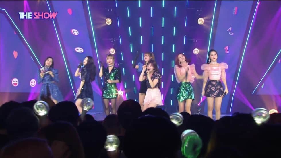 ジホのインスタグラム：「Oh My Girl - The Show 180918 - 오마이걸 ~ (© The K-POP : SBS PLUS) (Part 3 of 3) . . Oh My Girl did it again! They won today at The Show! I'm so proud of them 😭. Thank you so much to every miracle who voted them 😚. This is their 3rd win, but they deserve so much more! So let's keep supporting and voting for Oh My Girl!! . .  #jiho #kimjiho #hyojung #mimi #yooa #seunghee #binnie #arin #ohmygirl #omg #wment #miracle #ThankYouJinE #Rememberme #OhMyGirl3rdWin #Rememberme1stwin #지호 #김지호 #효정 #미미 #유아 #승희 #비니 #아린 #미라클 #오마이걸 #불꽃놀이」
