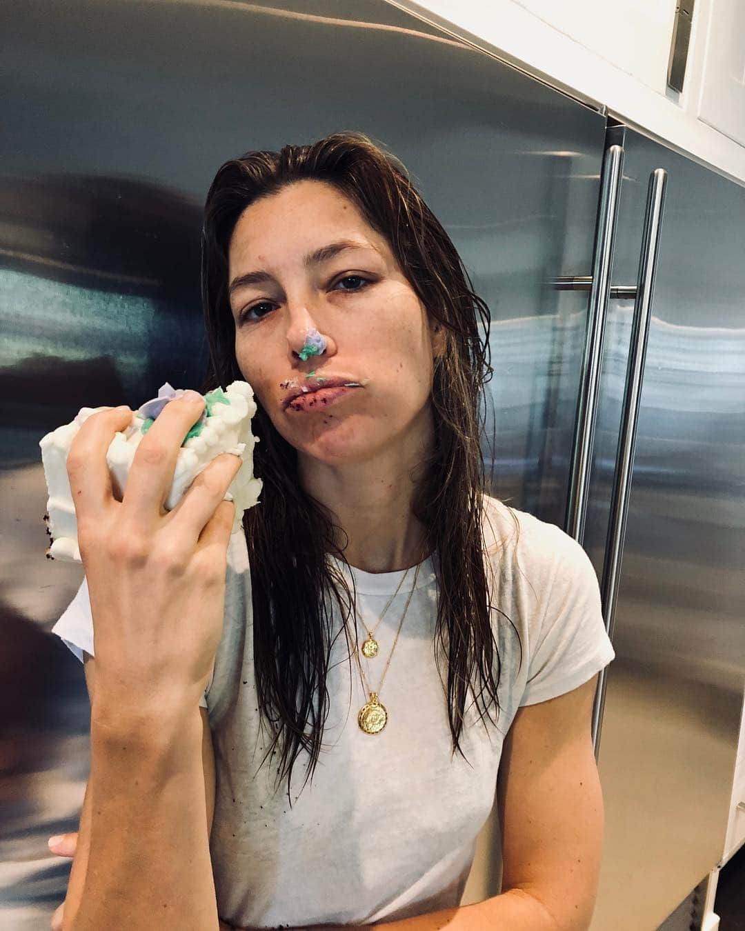 ジェシカ・ビールさんのインスタグラム写真 - (ジェシカ・ビールInstagram)「Portrait of a hungover woman who had cake for breakfast.」9月19日 4時05分 - jessicabiel