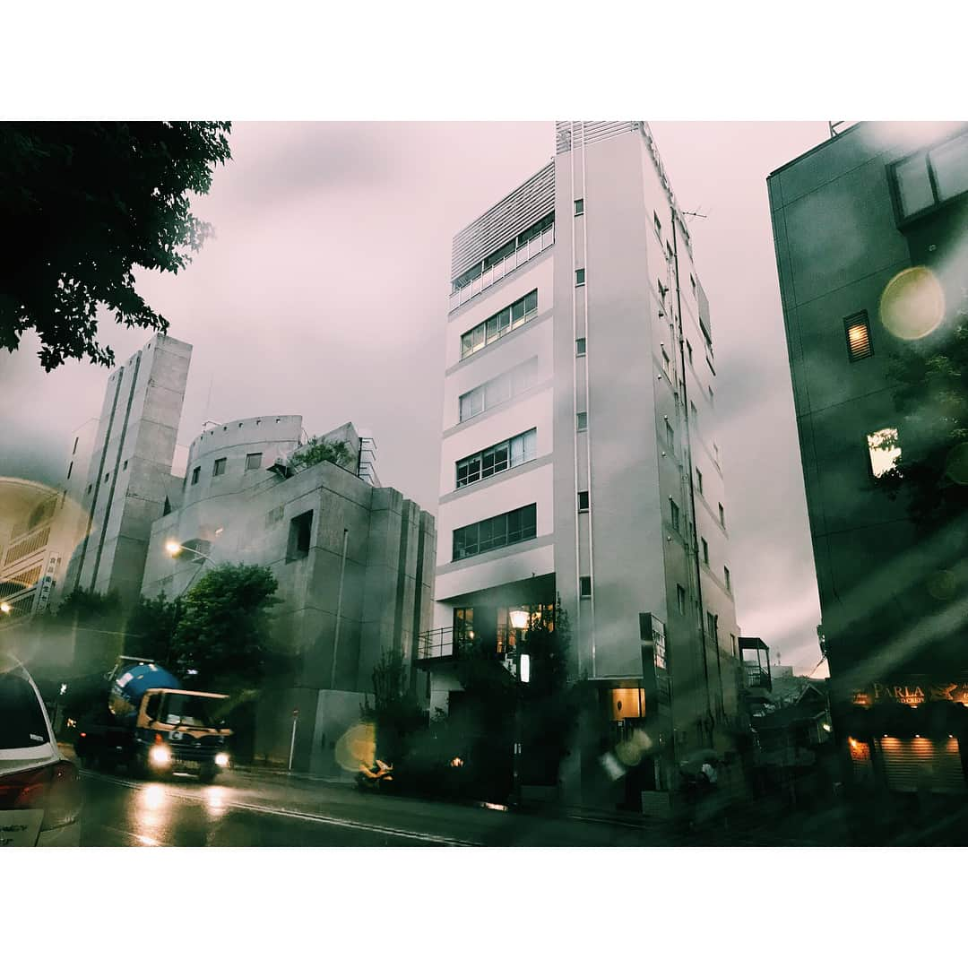 権藤朱実さんのインスタグラム写真 - (権藤朱実Instagram)「..... 昨日のゲリラ豪雨！ 濡れずに帰れました〜☔︎感謝 今日は雨は降らないらしいよッ☺︎ #Japan #tokyo #rain #photo #akephoto #雨 #ゲリラ豪雨 #雨粒 #風景 #雨宿り #写真 #はぐれメタル #model #satorujapan #akemigondo #モデル #サトルジャパン #権藤朱実 →@satorujapan_official @akemigondo ☑︎プロフィールのリンクにてblog更新中☺︎ My blog『ake photo』 →http://ameblo.jp/akemi-gondo/」9月19日 7時24分 - akemigondo