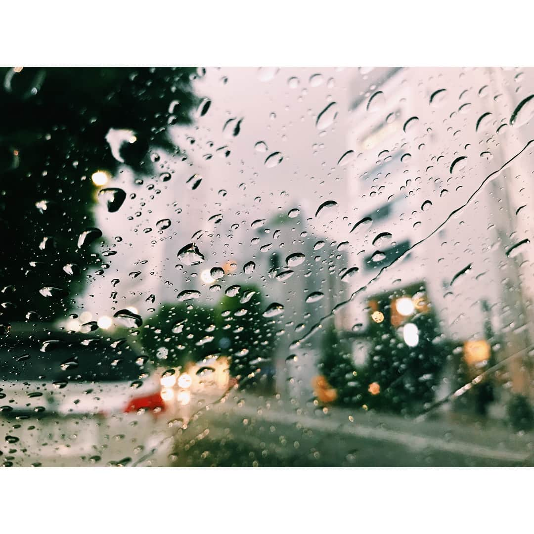 権藤朱実さんのインスタグラム写真 - (権藤朱実Instagram)「..... 昨日のゲリラ豪雨！ 濡れずに帰れました〜☔︎感謝 今日は雨は降らないらしいよッ☺︎ #Japan #tokyo #rain #photo #akephoto #雨 #ゲリラ豪雨 #雨粒 #風景 #雨宿り #写真 #はぐれメタル #model #satorujapan #akemigondo #モデル #サトルジャパン #権藤朱実 →@satorujapan_official @akemigondo ☑︎プロフィールのリンクにてblog更新中☺︎ My blog『ake photo』 →http://ameblo.jp/akemi-gondo/」9月19日 7時24分 - akemigondo