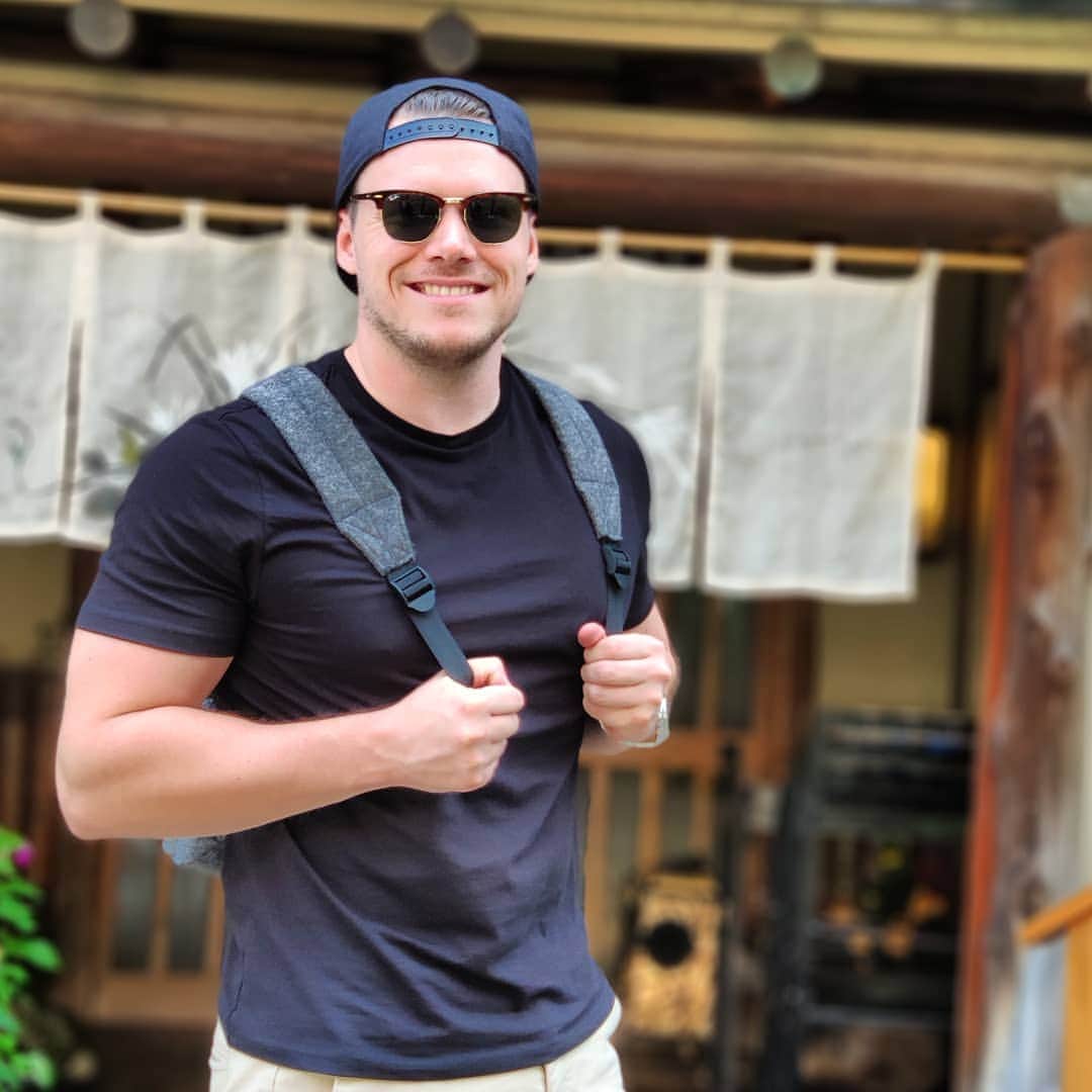 ニックのインスタグラム：「Walking to Akihabara, Tokyo, on a scorching September afternoon.  #japan #tokyo #travel #gaijin #akihabara #日本 #東京 #秋葉原 #外人 #イギリス人 #イギリス」