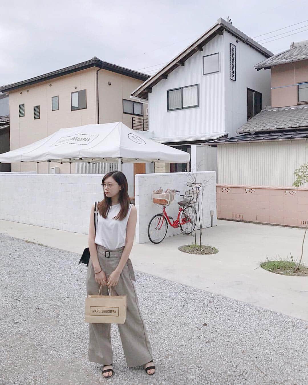 千田麻実のインスタグラム：「【お知らせ】 .  舞台 『0号〜空感演人ver.〜』 に出演致します☺️ .  10月25日(木)〜11月05日(月) 脚本・演出／ 柿ノ木タケヲ(ゲキバカ) チケット予約始まりました。 詳細HP⇒ http://www.airstudio.jp/airstudio/top_181025.html .  今後の追加情報はTwitterにて アップして行きます😌 .  写真はまるい食パン専門店の前だよ~🍞 .  #0号 #空感演人 #舞台」