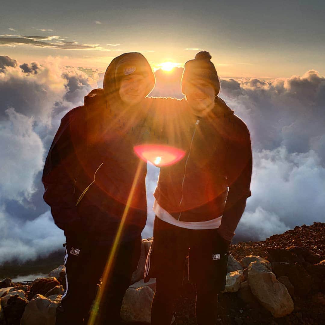 ニックのインスタグラム：「Didn't feel like it at the time, but it definitely feels like an accomplishment now. @basheemskerk_89 and I managed to summit Mt. Fuji after a long night of climbing in the worst possible conditions, just in time to see the sunrise. Hard to explain how tortuous it was and how much we underestimated the challenge!  #japan #tokyo #travel #gaijin #fuji #mountfuji #mtfuji #fujisan #hiking #rockclimbing #日本 #東京 #富士山 #外人 #イギリス人 #イギリス」
