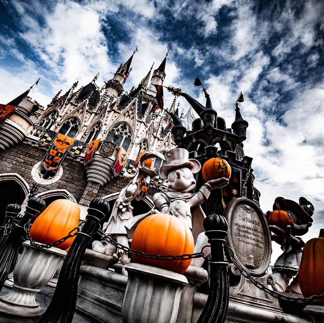 東京ディズニーリゾートさんのインスタグラム写真 - (東京ディズニーリゾートInstagram)「Disney's Halloween has started! ゾクゾクするほど魅力的！ #disneyshalloween #cinderellacastle #tokyodisneyland #tokyodisneyresort #pumpkin #mickey #ディズニーハロウィーン #シンデレラ城 #東京ディズニーランド #東京ディズニーリゾート #ミッキー #かぼちゃ」9月19日 11時41分 - tokyodisneyresort_official