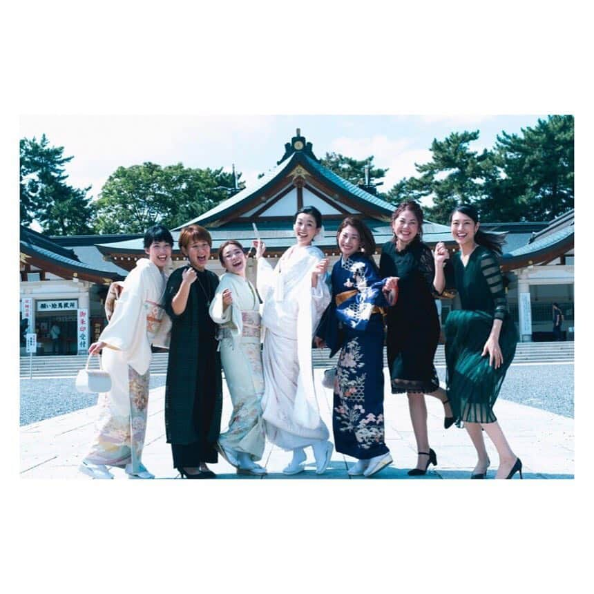 由樹のインスタグラム：「・ 💍happy wedding 💍 ・ ・ 暑いくらいのいい天気にも恵まれて、 17才の頃から一緒の友達の神前式へ⛩ くしゃっと笑った顔がとても可愛い花嫁さん👰 白無垢似合ってた〜✨ ・ ・ ・ #おめでとう #末永くお幸せに #仲良しメンバー #親友 #親友の集まり #広島護国神社 #神前式」