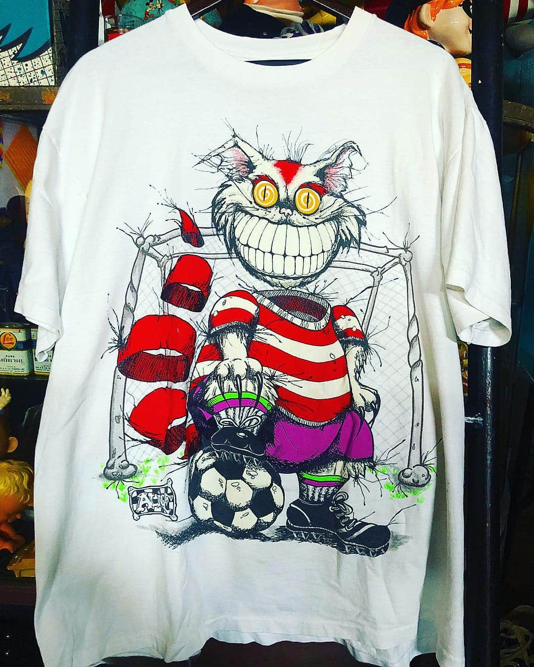 大川知英のインスタグラム：「90's ANDAZIA Alice in Wonderland 👱🏻‍♀️ Cheshire Cat. T-Shirt XL Football Player🇺🇸 ヘタクソだと思う👨🏽‍✈️ #andazia#aliceinwonderland #cheshirecat  #90s#Football #アリスが欲しい#amecajiboys #takatsubase」