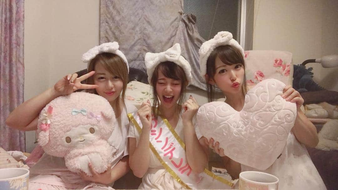 渋木美沙のインスタグラム：「親友ちゃんのBD❤  0時ピッタリに サプライズで 家に押しかけましたw  もちろん知らせてないので 主役は家着で お出迎えしてくれた💗笑  #プリンセス#じぇらぴけ #ジェラートピケ #ピンク#姫」