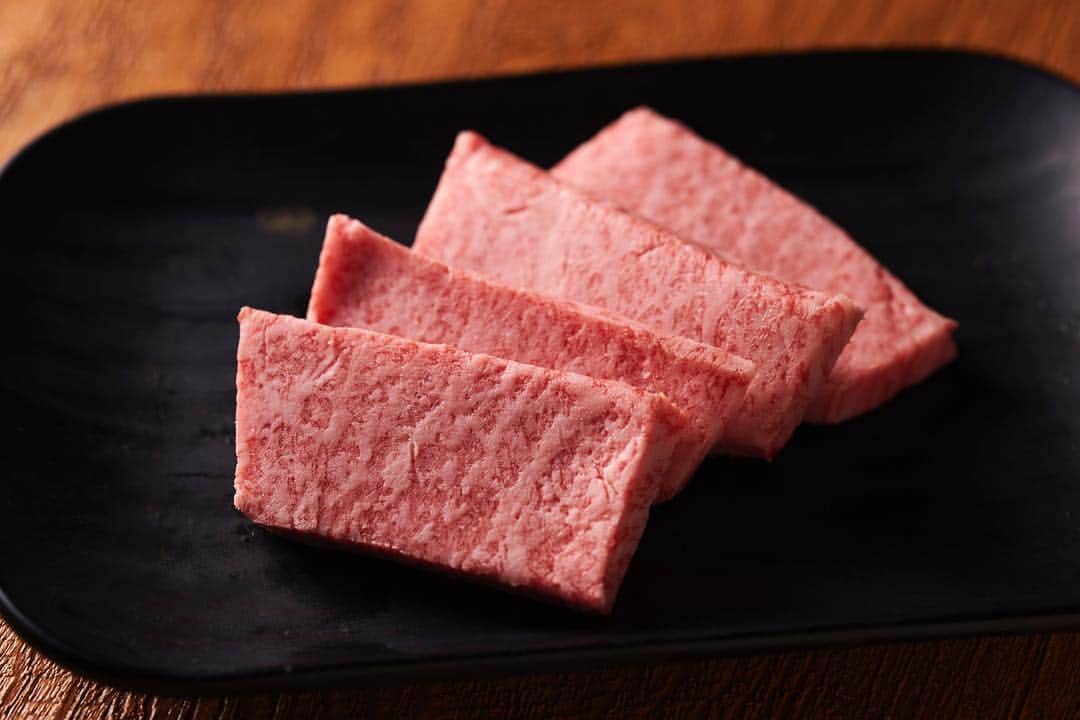 海千山千番長なんば店〈公式〉のインスタグラム：「. 🏔海千山千番長 難波店🌊 . 🍖特選・黒毛和牛炭火焼肉コース🍖 . 【特選カルビ】 . A5ランク黒毛和牛の中でも厳選した部位のみを使用した特選焼肉とホルモンがセットになったボリューム満点のお得なコースです😋🍖🍻 . #海千山千番長 #大阪 #難波 #なんば #裏なんば #海鮮 #鮮魚 #刺身 #お寿司 #フグ #アワビ #いくら #ウニ #和牛 #黒毛和牛 #焼肉 #a5和牛 #炭火 #炭火焼肉 #美味しいもん #特選 #タン #牛タン #牛塩タン #カルビ #海の幸 #山の幸」