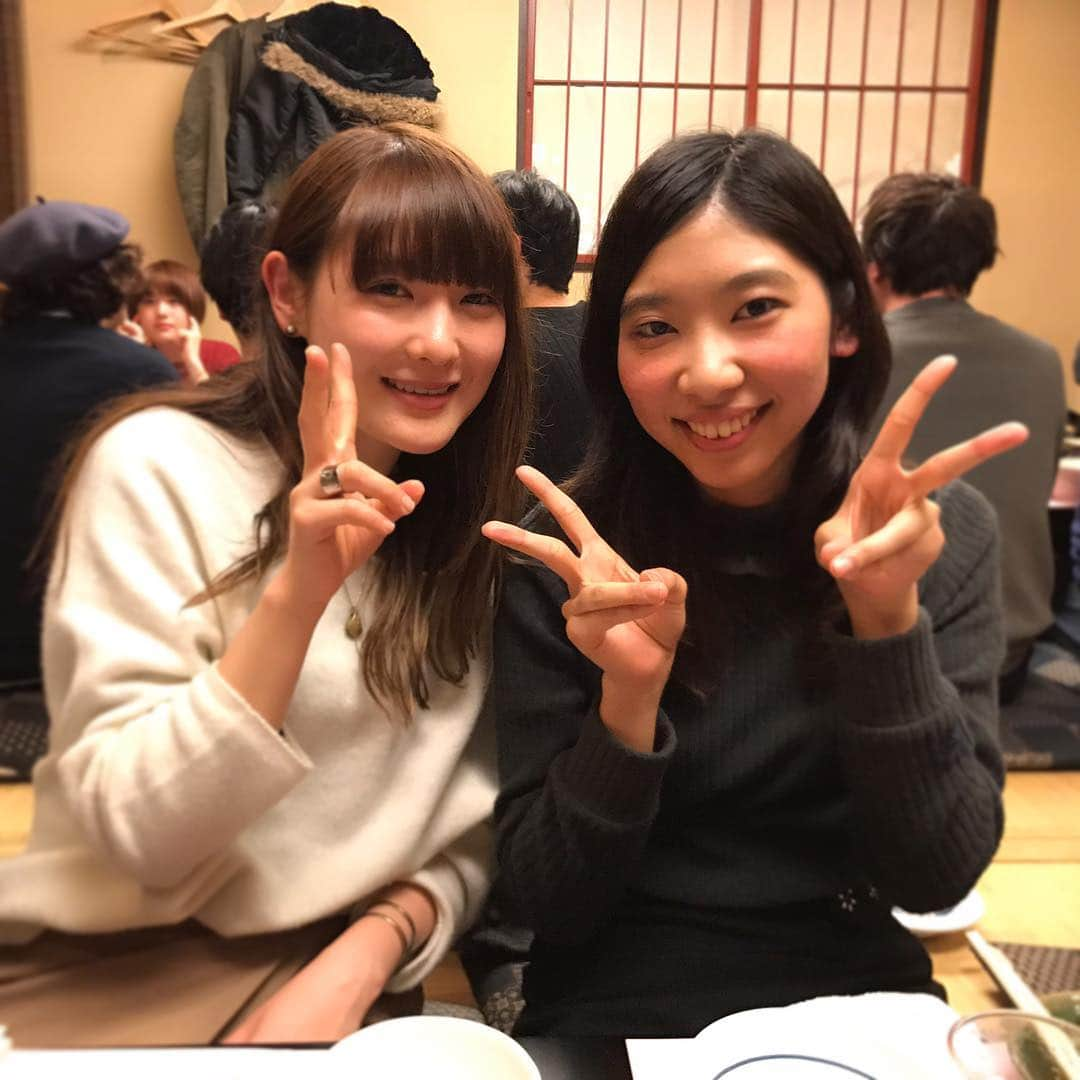 石橋わか乃のインスタグラム：「今日はドラムのみーちゃんの誕生日です🥁 はじめて会ったときは、 外見ももちろん美しい人なんだけど 努力してる人の自信みたいなものをまとってる人だなって、とにかくまぶしかったのを覚えています。🌹 そして4人で合わせた音源をはじめてきいたときのこともすごく覚えていて、ハッと目がさめるような感じがして、どきどきしたんです。 もうすぐ春になるような、 Drop'sの雪解けの予感がしました。 これからもDrop'sが頑張っていくのと同じように わたしも負けないで頑張ろうと思います💪 みーちゃんおめでとう！😊 . 明日は模試があって、時計が必要なので買いに行ったら 財布を忘れて愉快なばしーこさんなのでありました。 いまもっかいまちに繰り出すところ。 現場からは🎤 #Drop_s #石川ミナ子」