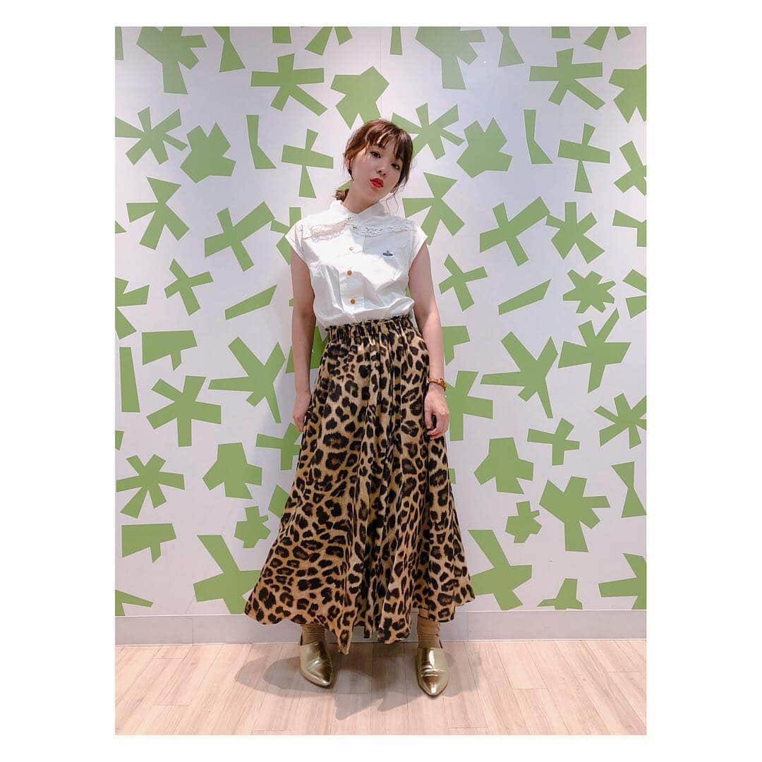 高槻かなこさんのインスタグラム写真 - (高槻かなこInstagram)「. #着回しきんちゃん 2018.09.15 かなことさらら 公開収録 . トップス #viviennewestwood #🎁 スカート #ships シューズ #gu . . シャツの襟が可愛い💕💕 ヒョウ柄スカートお気に入りやねん。今年っぽいわ。 . . #fashion #code  #私服 #私服コーデ  #着回しコーデ  #声優 #高槻かなこ」9月19日 18時19分 - kanako.tktk