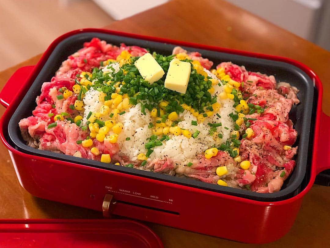 のインスタグラム：「おうちごはん🍴 * ペッパーランチ風ペッパーライス♡ 挑戦してみたら完成度が高すぎた笑 ニンニクとブラックペッパー多めで 簡単で美味しくて最高でした * * #yukajapanfood#yukajapantravel#yukajapandaily#food#foodie#foodgram#foodstagram#yummy#dinner#cheesetakkarubi#bruno#brunohotplate#yukascooking#料理#おうちごはん#手料理#料理好きな人と繋がりたい#ブラックペッパー#ペッパーランチ#うまい#美味しい#オススメ#インスタ映え#飯テロ#ブルーノ#ブルーノホットプレート#ブルーノ研究部#おうちごはん部#おうちごはんラバー#おうちでBRUNO」