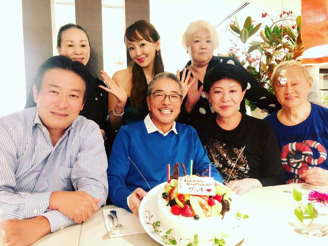 神田うのさんのインスタグラム写真 - (神田うのInstagram)「川パパ💕#69歳 の#お誕生日 #おめでとう ❣️ #10代だった #私 #40代 だった川パパ💕とも本当に#長いお付き合い だね✨もう69歳だなんて#時の早さ に#驚かされます ❗️ #お誕生日おめでとうございます ❣️ #happybirthday 秋元先生とも久々に#沢山お喋り 出来て#楽しい夜 でした✨ #美川憲一 憲ちゃん#衆議院議員 #秋元司 先生#神田うの #unokanda」9月19日 21時05分 - unokandaofficial