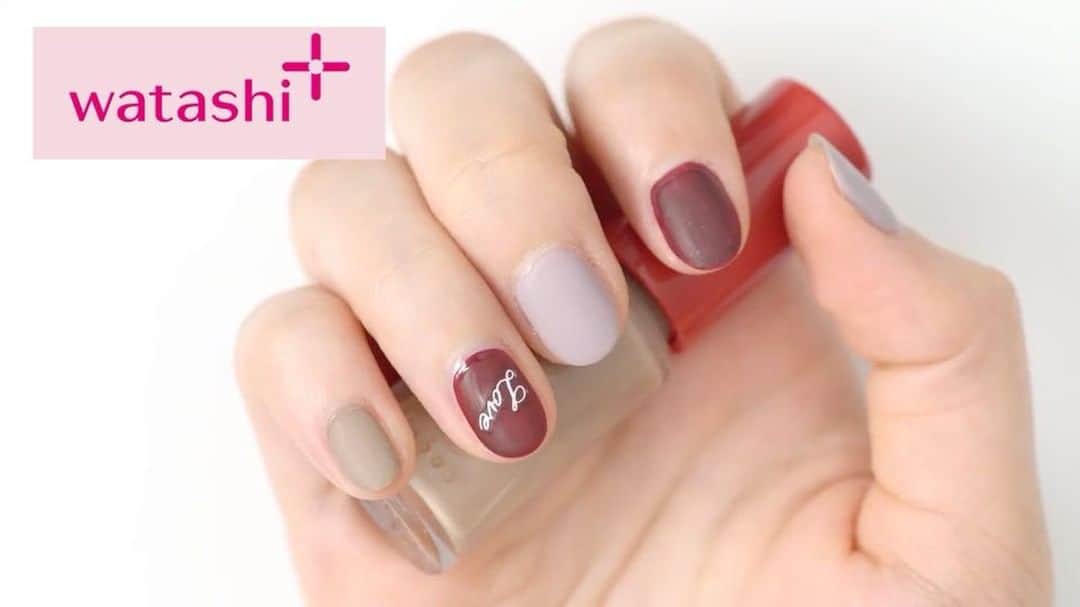 Beauty & Co. のインスタグラム：「シールで簡単にできる「#ロゴネイル」。大人っぽくおしゃれに仕上げるコツは、ロゴを筆記体のシンプルなタイプにしたり、ツヤ感のないマットな質感＆渋めのニュアンスカラーにすること♪　ロゴシールは100均で簡単に手に入るので、ぜひトライしてみて！ ・ 詳しいHOWTOはプロフィールのリンクから「ロゴネイル」で検索してね🔎　@beautyinfo ・ 【使用商品】 #インテグレート #インテグレートネールズ ・ #ネイル動画 #ロゴネイル #ネイル #ネイルシール #セルフネイル #セルフネイル部 #マットネイル #大人ネイル #秋ネイル #ネイルデザイン #美容の情報 #nail #selfnail #instanail #nail」