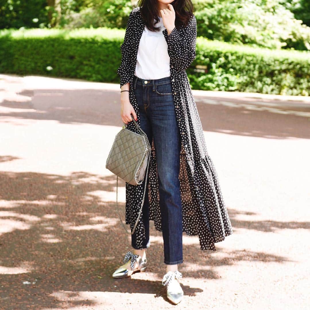 辻莉紗子のインスタグラム：「春に購入してよく着ていた#unitedarrows のドット柄ワンピース。羽織ものとしても🙆‍♀️🖤#outfit #fashion #coordinate #instafashion #lookbook」