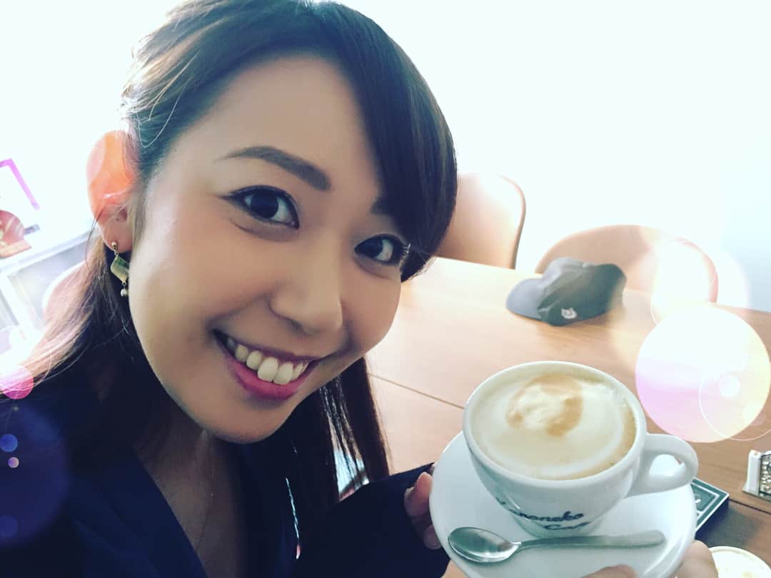 須黒清華のインスタグラム：「WBSで今日と明日2夜に渡ってお送りする、 特集「激変！世界のイノベーション発信地〜イスラエル〜」 今年9月のイスラエルでの展示会に参加した、日本企業を取材しに行って来ました。 そこで出して頂いたコーヒーには、私の顔のラテアートがっ✨ これも、写真をラテアートにするという、イスラエルの技術を使ったものだそうです！ . IT系のスタートアップが多く、「中東のシリコンバレー」とも呼ばれるイスラエルは今、世界から注目を集めています。 なぜ、次々とイノベーションを起こすことが出来るのか⁇ 日本企業は現地のスタートアップと連携することで、新しい流れを作ることが出来るのか⁇ 最新の面白い技術もたっぷりお見せします！ #WBS #ワールドビジネスサテライト #イスラエル #スタートアップ #イノベーション」