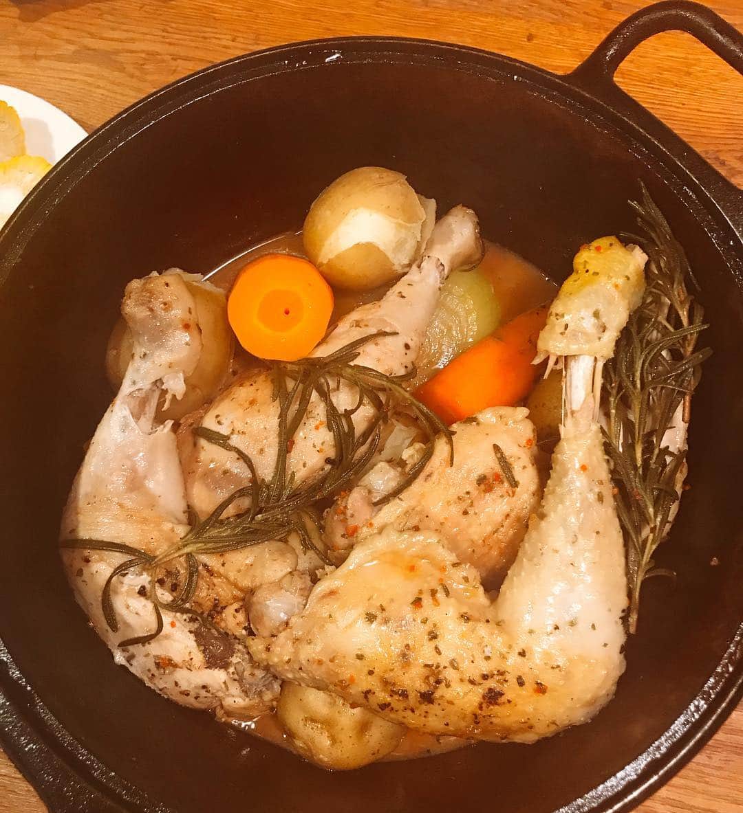 長谷川京子さんのインスタグラム写真 - (長谷川京子Instagram)「先日行ったキャンプで、友人が作ってくれたチキン料理がとても美味しくて。 早速、真似。 #camping#chicken#dutchoven#onion #carrot#potato#garlic」9月19日 21時34分 - kyoko.hasegawa.722